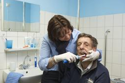 tips voor tandenpoetsen bij anderen
