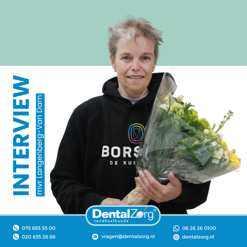 foto van een tevreden patient van DentalZorg met een bloem in de hand